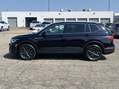 Used 2023 Volkswagen Tiguan SE w/ Panoramic Sunroof Package image 2