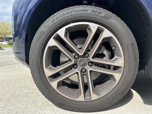 Used 2025 Audi Q5 Premium w/ Convenience Package image 2