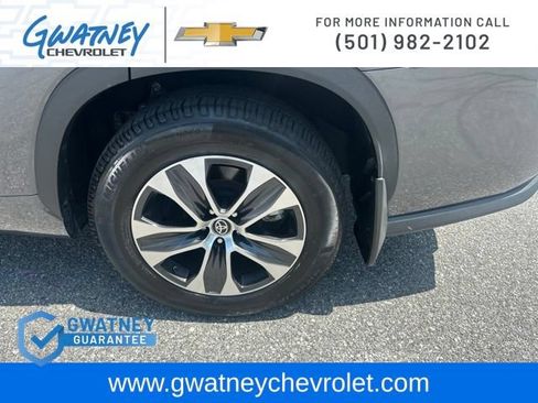 Used 2022 Toyota Highlander XLE AWD/4WD image 10