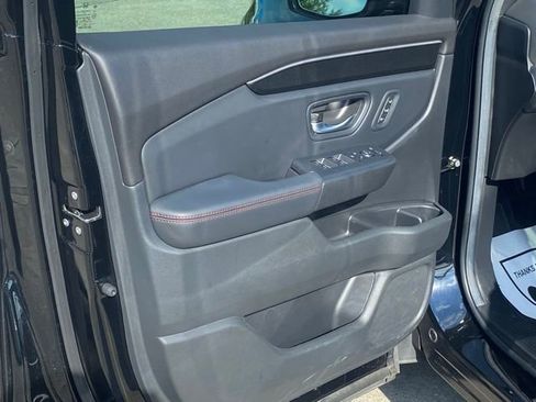 Used 2025 Honda Pilot Black Edition image 13