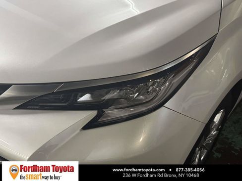 Used 2024 Toyota Sienna Limited AWD/4WD image 8