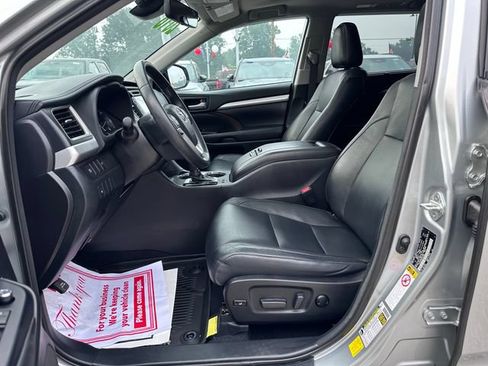 Used 2018 Toyota Highlander XLE AWD/4WD image 12