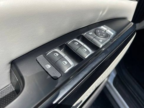 Used 2022 Kia Carnival LX FWD image 27
