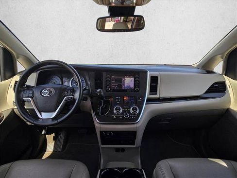 Used 2019 Toyota Sienna XLE Premium FWD image 18