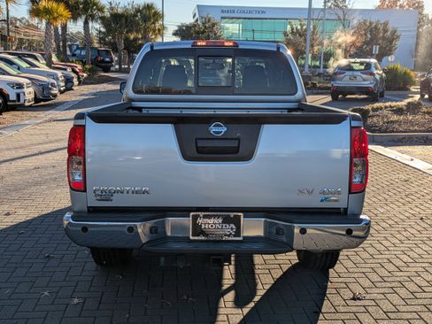 Used 2018 Nissan Frontier SV w/ Value Truck Package image 6