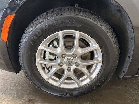 Used 2025 Chrysler Pacifica Select image 39