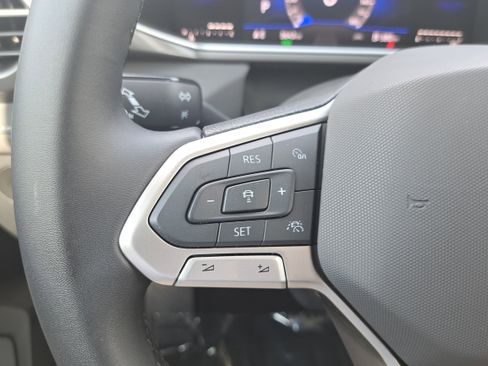 Used 2025 Volkswagen Taos SE AWD/4WD image 16