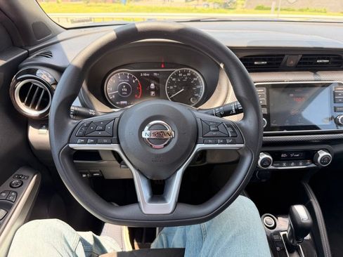 Used 2019 Nissan Kicks SV FWD image 3