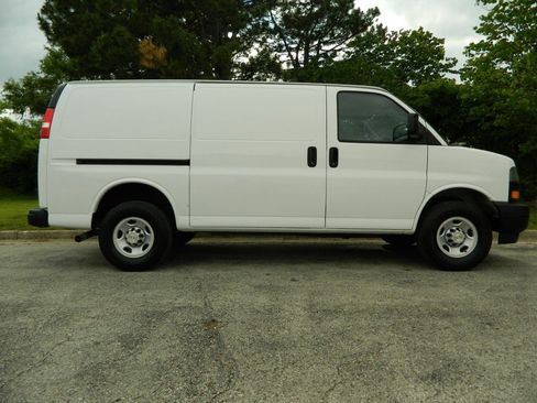 Used 2022 Chevrolet Express 2500 w/ Driver Convenience Package RWD image 5