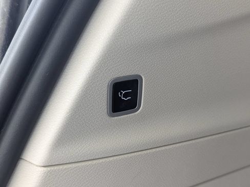 Used 2022 Chrysler Voyager LX FWD image 32