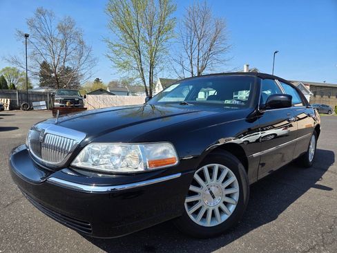 Used 2004 Lincoln Town Car Signature image 2