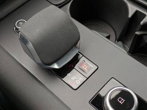 Used 2024 Land Rover Discovery Dynamic SE image 12