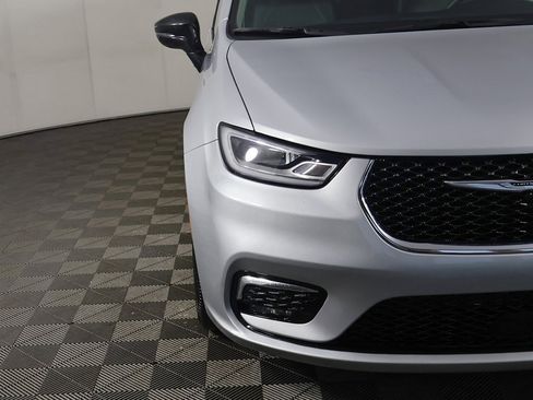 Used 2024 Chrysler Pacifica Touring-L image 15