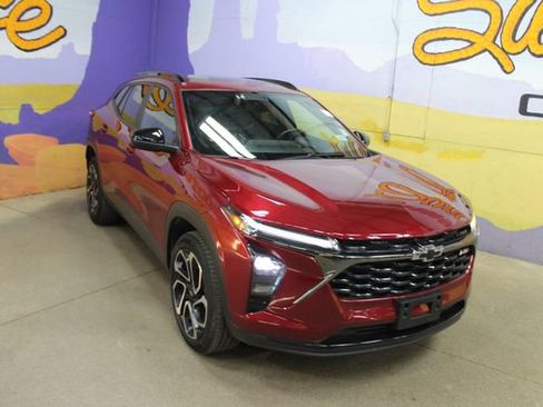 Used 2025 Chevrolet Trax RS w/ Sunroof Package FWD image 2