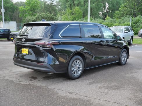 Certified 2026 Toyota Sienna LE FWD image 8