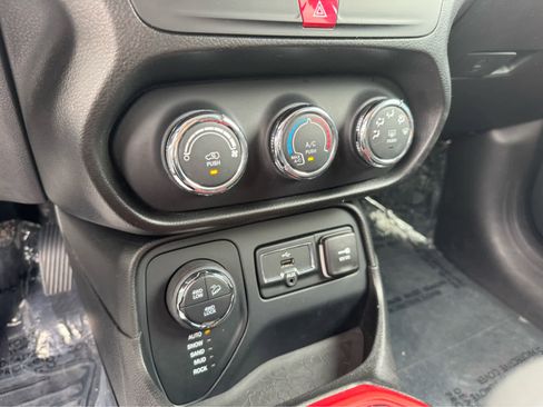 Used 2016 Jeep Renegade Trailhawk image 24