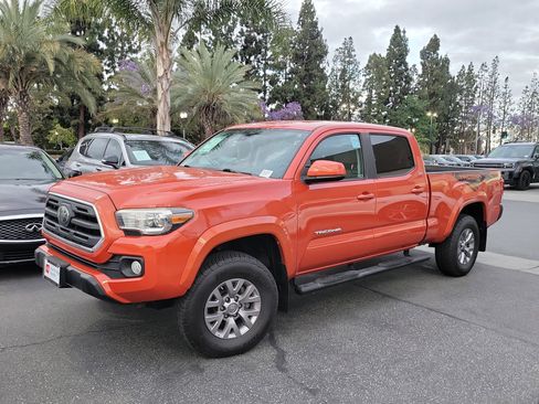 Used 2018 Toyota Tacoma SR5 RWD image 1
