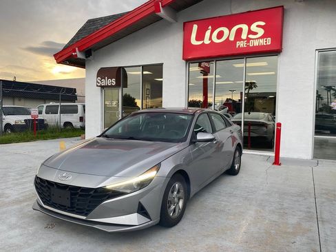 Used 2021 Hyundai Elantra SE FWD image 1