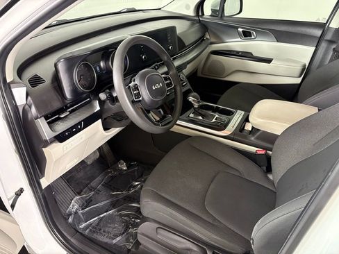 Used 2022 Kia Carnival LX image 17