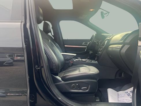 Used 2018 Ford Explorer XLT w/ Equipment Group 202A AWD/4WD image 39