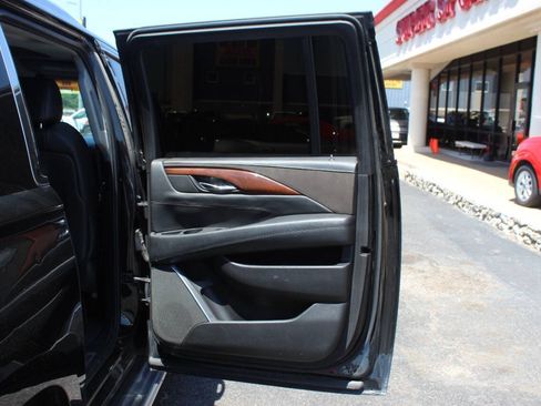 Used 2016 Cadillac Escalade ESV Luxury RWD image 12