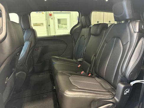 New 2027 Chrysler Pacifica Select FWD image 25