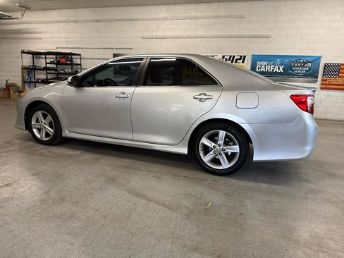 Used 2012 Toyota Camry SE w/ Leather Pkg FWD image 2