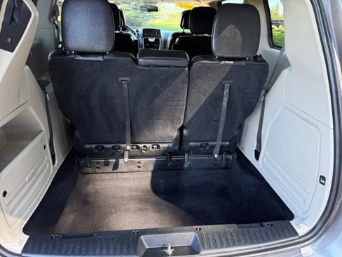 Used 2016 Chrysler Town & Country Touring FWD image 10