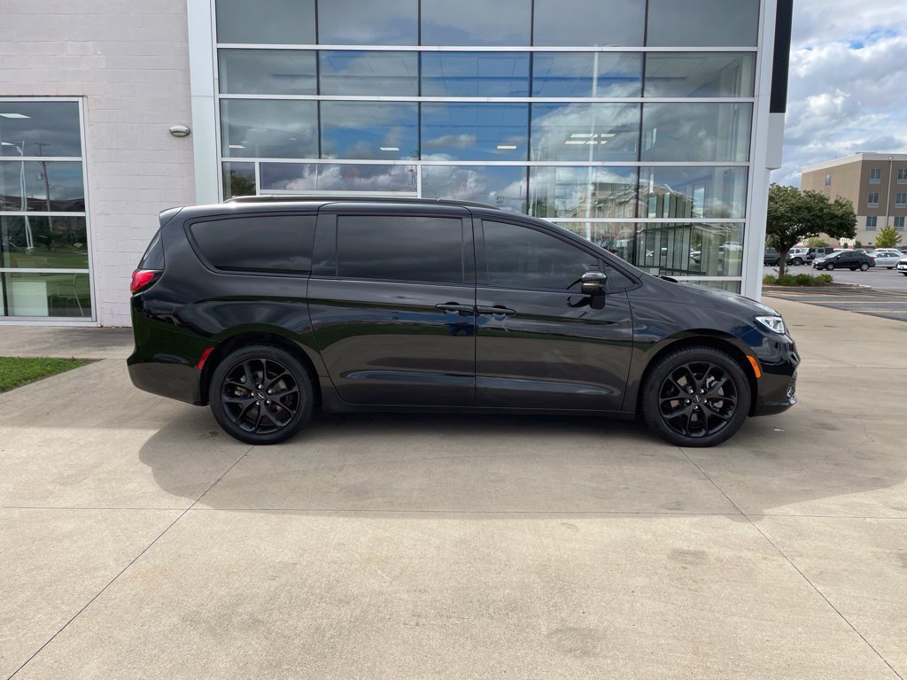 Used 2024 Chrysler Pacifica Touring-L w/ S Appearance Package AWD/4WD image 4