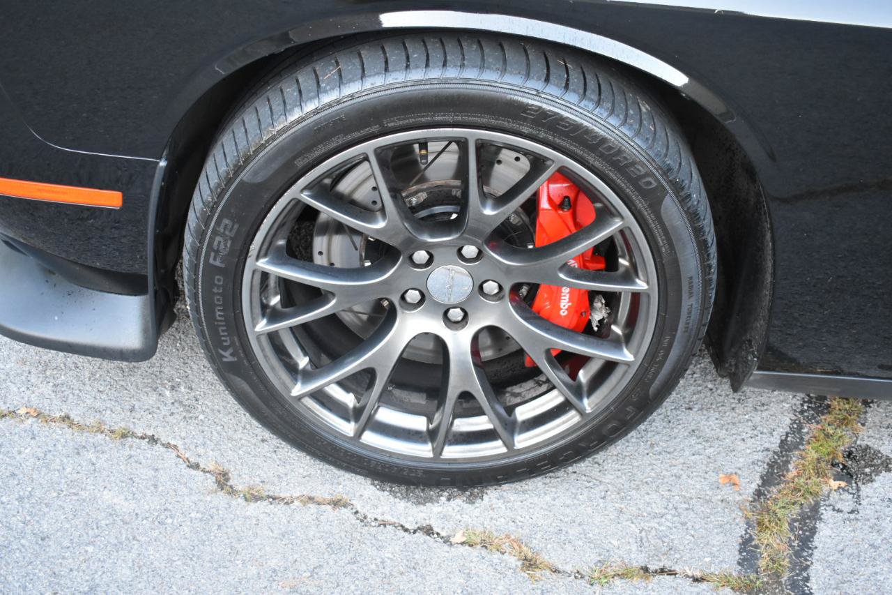 Used 2016 Dodge Challenger SRT RWD image 25
