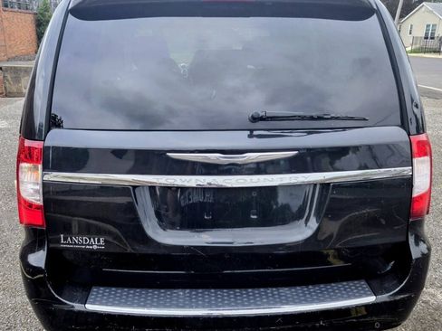 Used 2016 Chrysler Town & Country Touring-L FWD image 7