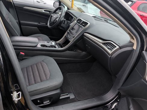 Used 2017 Ford Fusion SE w/ Fusion SE Technology Package FWD image 4