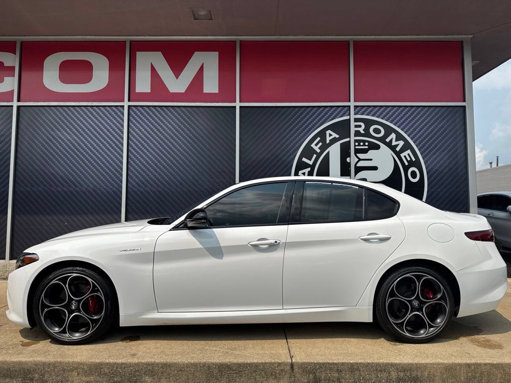 Used 2022 Alfa Romeo Giulia Veloce AWD/4WD image 15