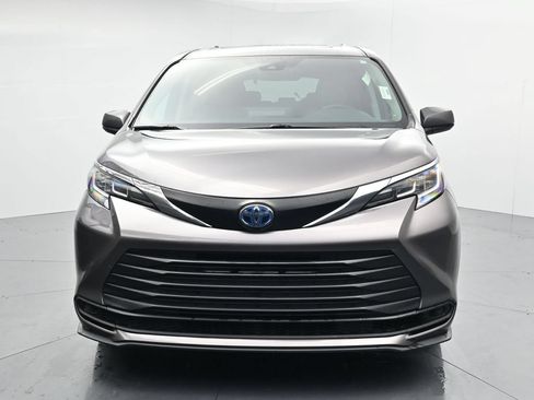 Used 2022 Toyota Sienna LE w/ LE Plus Package FWD image 3