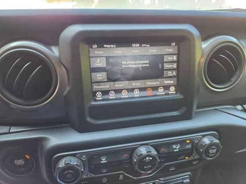 Used 2023 Jeep Gladiator Mojave AWD/4WD image 18