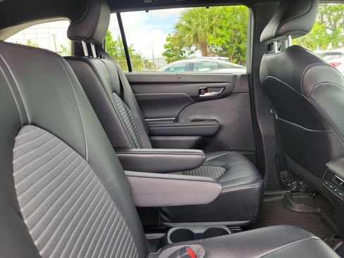 Used 2023 Toyota Highlander XSE FWD image 15