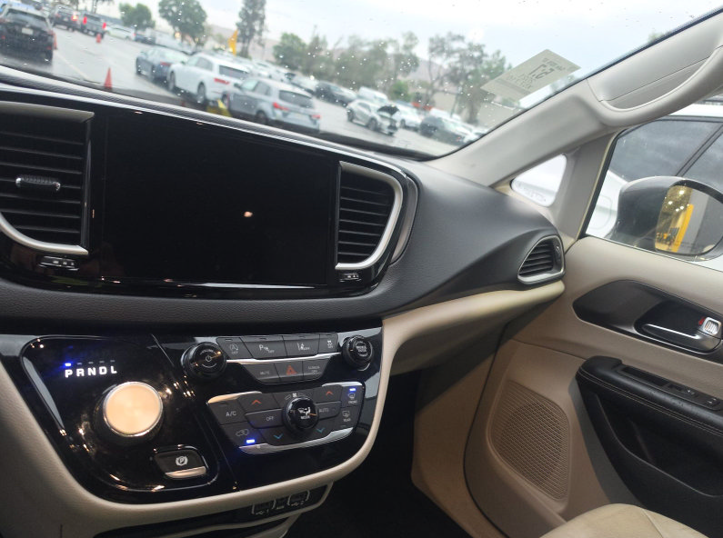 Used 2021 Chrysler Pacifica Touring-L FWD image 6