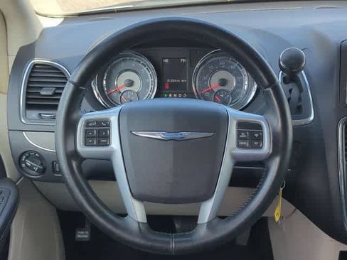 Used 2014 Chrysler Town & Country Touring FWD image 23