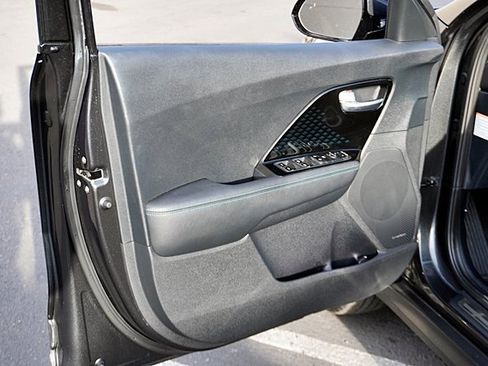 Used 2022 Kia Niro EX Premium image 24