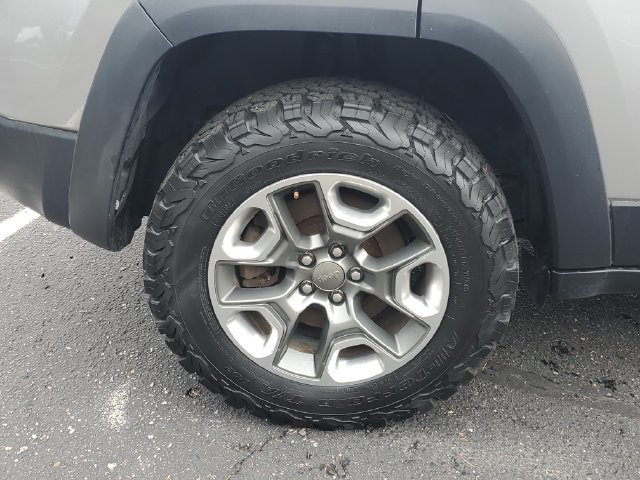 Used 2019 Jeep Cherokee Trailhawk AWD/4WD image 5