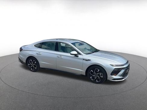 Used 2025 Hyundai Sonata SEL FWD image 2