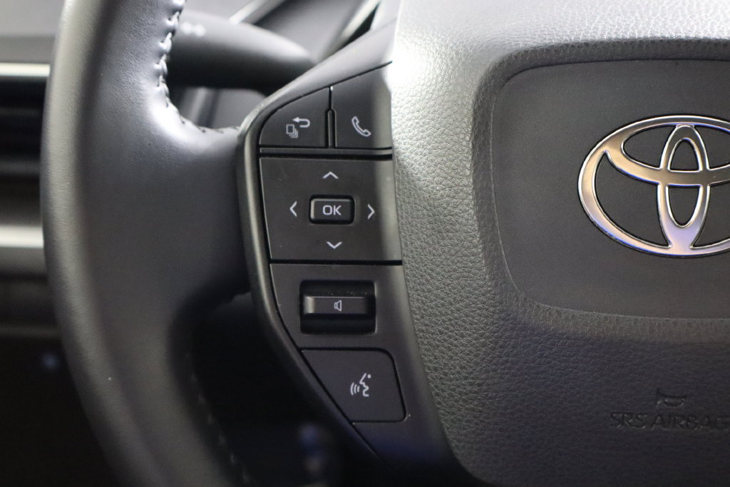 Used 2025 Toyota Prius LE FWD image 8