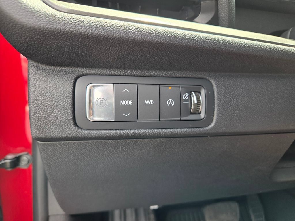 Used 2024 Chevrolet Traverse LT w/ Trailering Package AWD/4WD image 24