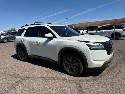Used 2022 Nissan Pathfinder SV w/ SV Premium Package FWD image 3