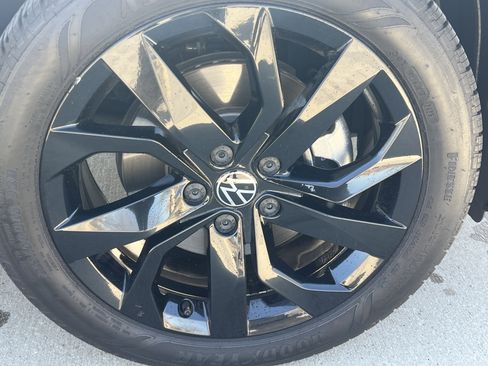 Certified 2023 Volkswagen Taos SE image 12