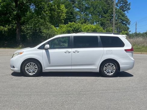 Used 2014 Toyota Sienna XLE w/ XLE Premium Package FWD image 3