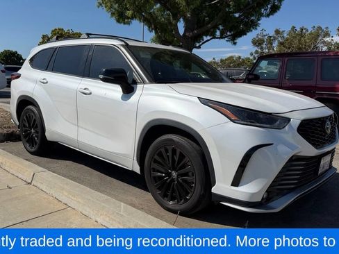 Used 2023 Toyota Highlander XSE FWD image 2