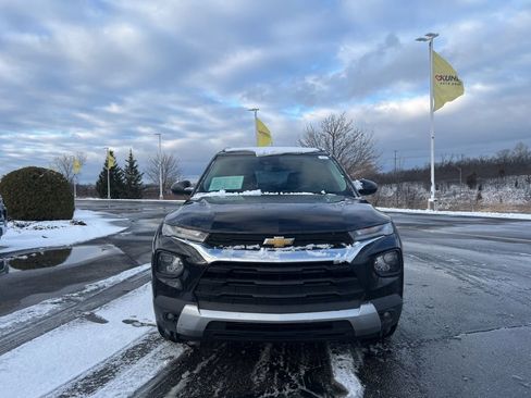 Used 2023 Chevrolet TrailBlazer LT image 2