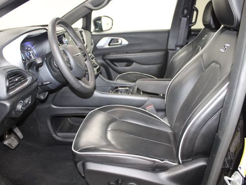 Used 2025 Chrysler Pacifica Limited FWD image 17