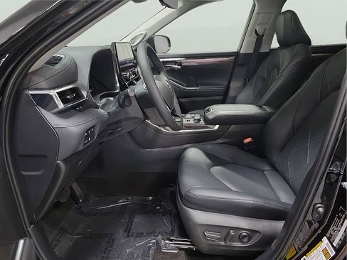 Certified 2026 Toyota Highlander Platinum AWD/4WD image 12